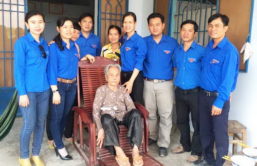 Đoàn viên thanh niên xã Thạnh Phước, huyện Thạnh Hóa thăm Mẹ Việt Nam Anh hùng trên địa bàn xã